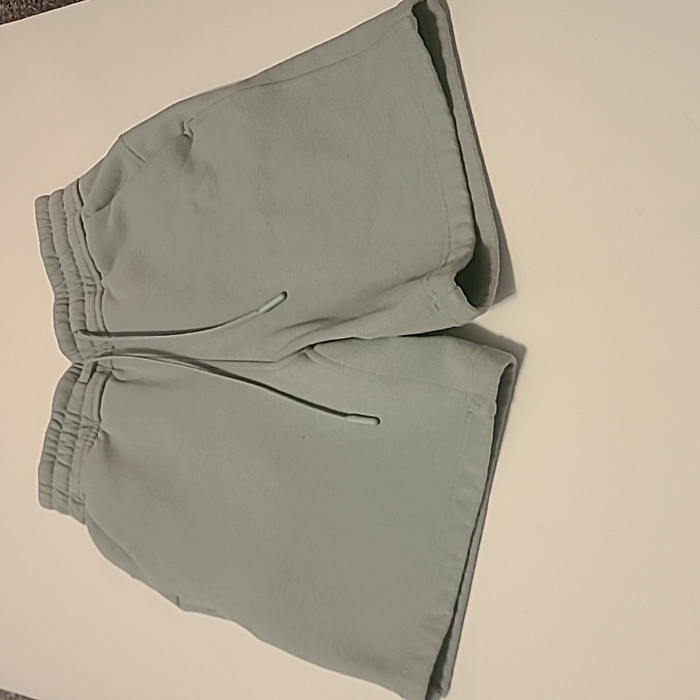 #44 Lululemon Loungeful Shorts size 0 b1352